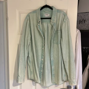 Weekday Overshirt - Storlek: L Använd ett fåtal gånger, nyskick. Nypris: 700kr