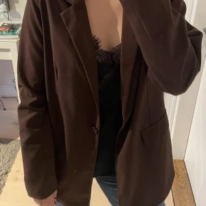 Kavaj - Jättefin brun kavaj från Vero Moda i toppenskick💗 köparen står för frakten