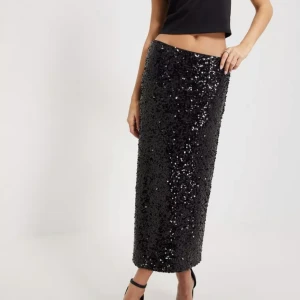 Lågmidjad Paljettkjol  - Aldrig använd Svart lågmidjad paljettkjol från Gina tricot, Hade tänkt ha den på nyår men valde en annan kjol istället så den är i nyskick med lappen kvar. Klicka inte på köp direkt