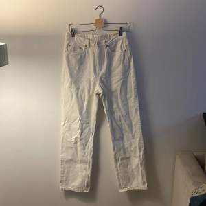 Vita jeans från weekday, modellen Rowe.  Storlek w29 l32 Sparsamt använda. 