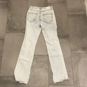 Zara jeans med slits - Ljusblåa, högmidjade jeans med slits från zara. Nyskick och jättefina. 