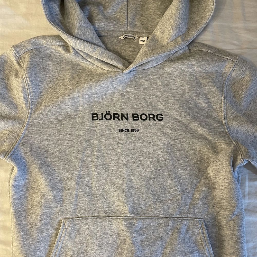 Björn Borg hoodie i bra skick, inte använd jättemycket. Skönt material på både insidan och utsidan😍Nypris ca 500. Huvtröjor & Träningströjor.