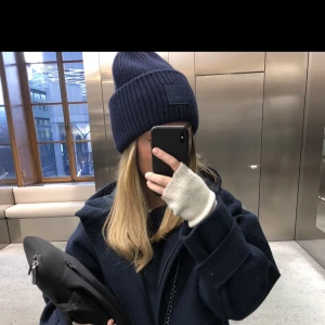 Blå acne - En jätte fin blå acne mössa från förra året som inte kommer till användning längre🥰