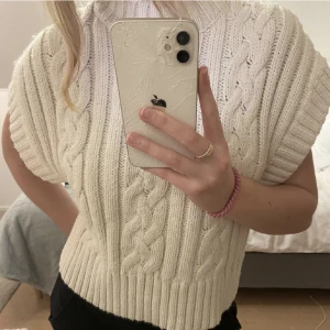 Stickad väst - Jättefin stickad väst från Monki Superbra skick, använd fåtal gånger🤍