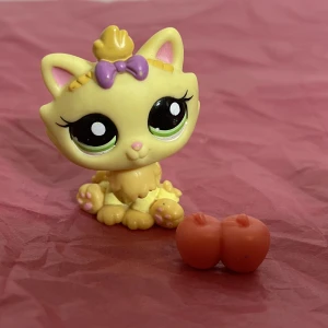 Littlest pet shop Katt #2569 med tillbehör  - Äkta och i mycket bra skick, skriv gärna för fler bilder! kolla gärna mina andra annonser då jag kan skicka dom i samma paket, frakten kan öka från 15kr till 30kr om det överstiger 100gram vid samfrakt