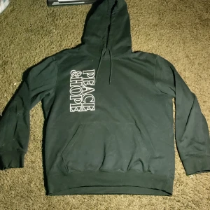 Mossgrön hm hoodie - Perfekt skick, har använt den kanske 3 gänger