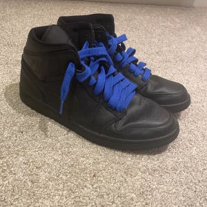 Jordan 1 mid - Jordan 1 mid i riktigt bra skick. Storlek 45 och inte speciellt använda. Kan skicka fler bilder och mötas upp i göteborg. 