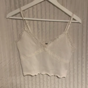 Vit spets topp☠️ M - Super gullig topp med spets detaljer, nästan aldrig använd🥰🥰