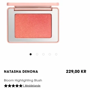 Natasha Denona Bloom Highlighting Blush 4g - Färg "Bloom". Endast testad, upplevde den vara väldigt lik NARS Orgasm X. Fraktsumman blir 15kr (frakt m frimärke) vid direkt swish till mig, välj ej Köp Nu isåfall. Samfraktar för minsta möjliga frakt kostnad för dig. Kontakta mig angående detta