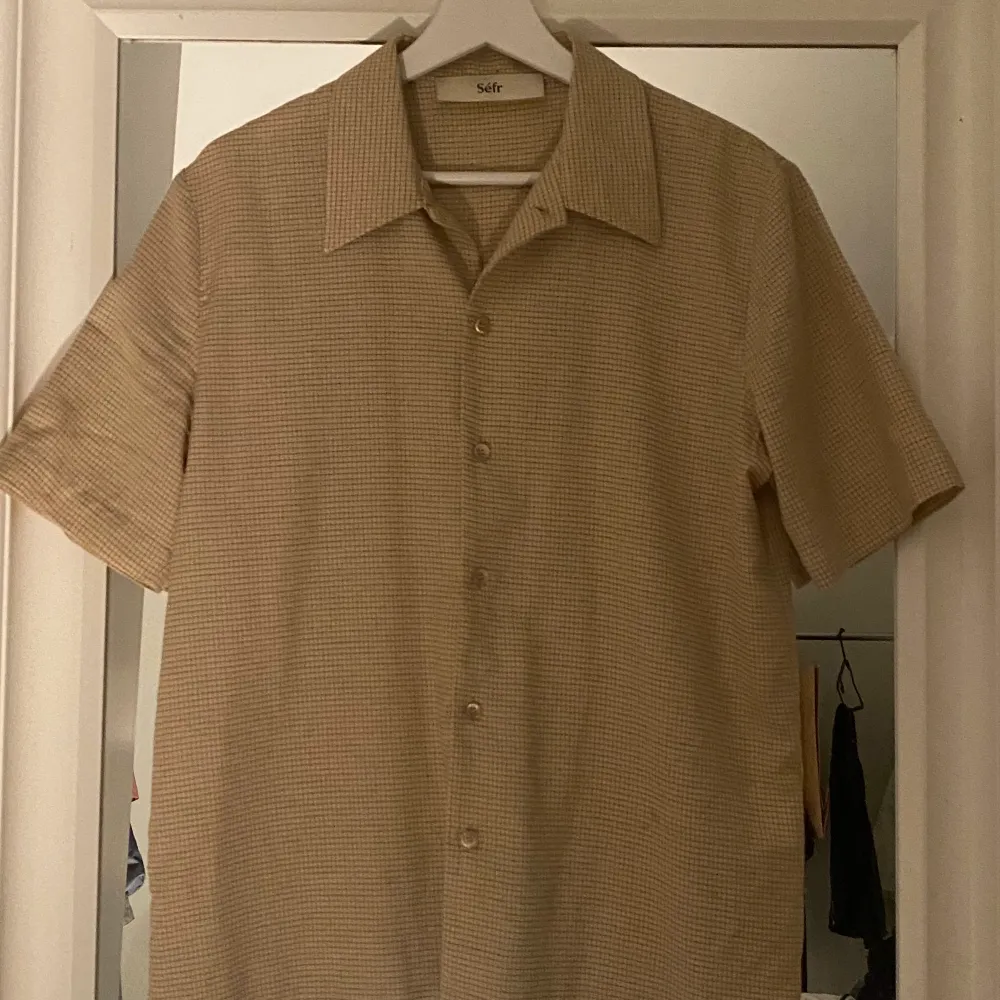 Séfr suneham skjorta storlek S men passar mig som brukar ha M Nypris 1800kr Skick 8/10. Skjortor.