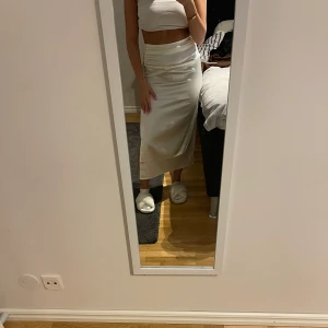 Lång beige/ljus gul kjol - Lång beige/ljus gul kjol från NA-KD. Den är använd några gånger i somras och är i storlek 36. Säljer den för 150kr plus frakt.