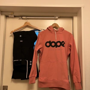 Skidjacka - Säljer denna skidjackan och byxor till. Båda för 1200kr eller 600kr för jackan eller byxorna💖 Byxorna har ett litet hål som ni ser på bilden, men inget som syns