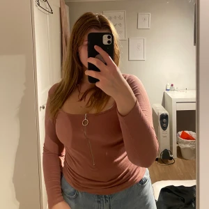 Topp  - Super fin tröja från NA-KD i storlek s, stretchigt material. Fungerande dragkedja. Frakten ingår i priset.