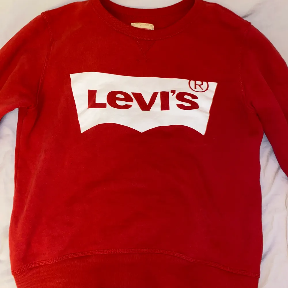 Röd Levis sweatshirt som knappt är använd. Har haft den ett tag men den har bara legat i min garderob. Står inte vilken storlek det är förutom att den är för 14 åringar så skulle gissa på typ strlk 164/S.   Pris kan diskuteras vid snabb affär. . Tröjor & Koftor.