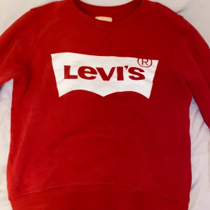 Röd Levis tröja  - Röd Levis sweatshirt som knappt är använd. Har haft den ett tag men den har bara legat i min garderob. Står inte vilken storlek det är förutom att den är för 14 åringar så skulle gissa på typ strlk 164/S.   Pris kan diskuteras vid snabb affär. 