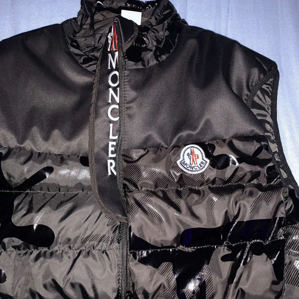 En helt ny Moncler väst. Den passar både tjejer o killar och passar me alla kläder. Den e perfekt nu när det är kallt ute. Den är i storlek M/S 1:1.. Jackor.