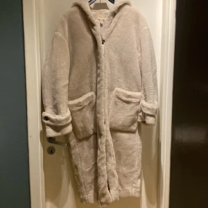 Pälsjacka  - Beige kappa i fuskpäls, mycket sparsamt använd