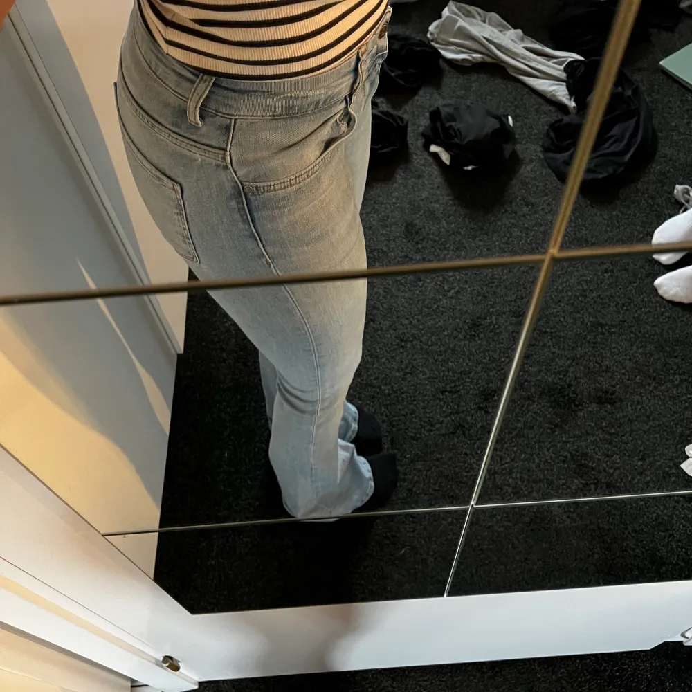 Ett par supersnygga ZARA low waist jeans i storlek 38!!! Sitter jättefint på och har den perfekta längden i benen. Är i ett perfekt skick!!. Jeans & Byxor.