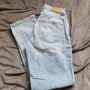 Fina jeans från gina men hål på knäna (skriv för bilder) Sitter bra på mig som är en S och 170cm. ⚡️Nypris 600kr