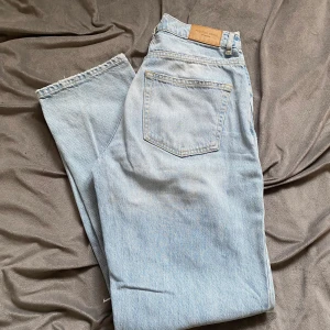 Jeans från Gina med hål på knäna - Fina jeans från gina men hål på knäna (skriv för bilder) Sitter bra på mig som är en S och 170cm. ⚡️Nypris 600kr