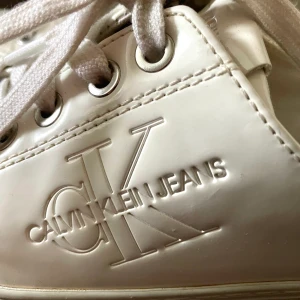 Calvin Klein skor  - Säljer dessa vita Calvin Klein skor med lite högre sula än vanliga. Köpte de från en annan på second hand men de passade tyvärr inte 💞💞🙏🏼