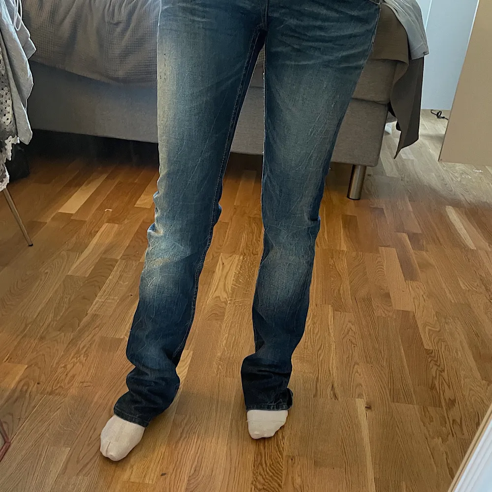 Jätte snygga low rise jeans med design i bak, säljer pga att dom tyvärr är för små för mig💓 Köpare står för frakt💗. Jeans & Byxor.