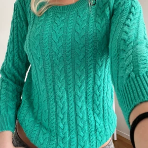 Grön tröja  - Grön kabelstickad tröja från hm i storlek M