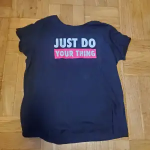T-shirt med text 