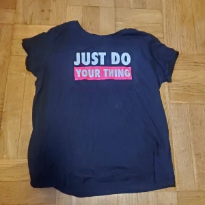 T-shirt med tryck - T-shirt med text "Just Do Your Thing".  Perfekt träningströja! Sparsamt använd. Skulle säga att det är en liten XL, så passar även L. Okej att komma med bud. Katt i hemmet. 