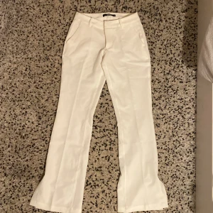 Säljer ett par lågmidjade kostymbyxor - Säljer dessa helt nya lågmidjade kostymbyxorna från bikbok. Jag är 164 och dom sitter bra i längden på mig. Nypris 399kr