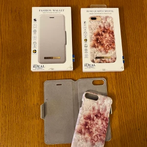 Ideal of sweden skal 8/7/6/6s PLUS - Plånboksfodral och mobilskal från Ideal of Sweden till modell Iphone 6/6s/7/8PLUS. Plånboksfodralet är i nyskick och mobilskalet i bra skick. Färg Rose Quartz crystal på mobilskalet. Vitt plånboksfodral. 150 för båda.