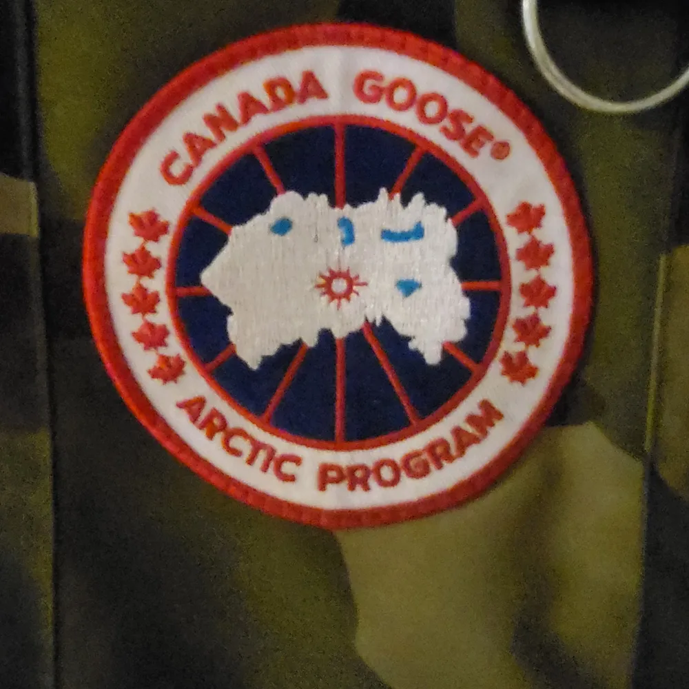 Canada goose jacks camo som ny. Köpt på johnells för 14500kr stl s/p. Jackor.