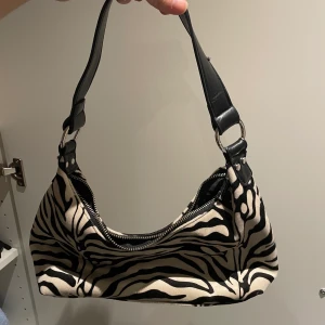 Ginatricot  - Säljer denna zebra väska från Ginatricot, den är använd ett fåtal gånger! 
