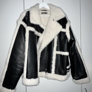 Jacka stl. XL - Säljer denna fina och coola jacka då jag endast använt den en gång förra vintern. Superfint skick. Som ny🫶🏼