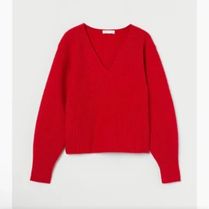 Tröja  - Säljer denna röda stickade v-ringade tröja från hm som är perfekt nu till jul ❤️endast använd en gång! 