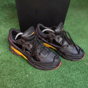Raf simons ozweego replicant  - Bra skick med orginal förpackning. Belgium coloway i storlek 42. Fetaste skorna. Säljer åt en kompis, kan meetup Stockholm. Kan trades också. 