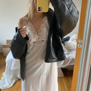 Vit klänning med spets - En jätte fin enkel klänning med spets detaljer 