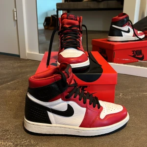Jordan 1 Retro High  - Säljer dessa snygga Jordan 1 Retro High Satin Snake Chicago skor då det inte är min stil längre!❣️Köpta på Sneakershyllan i GBG! Låda medföljer + ett vitt och ett rött skosnöre om man vill byta skosnören!! Storlek 39❣️ Nypris: 3 299 kr