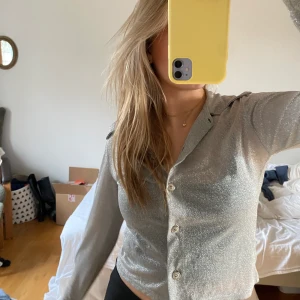 Glitter topp - En tunn glitter topp med knappar, perfekt nu till nyår