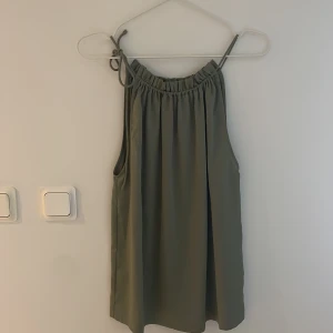 Grönt linne från neo noir - Jättefint linne i olivgrön. Helt oanvänd men skit snygg.i strl s