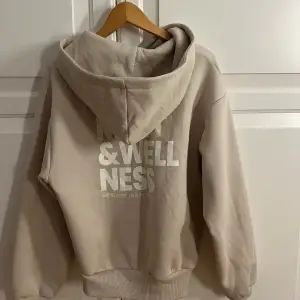 Hoodie från Gina strl S. 100 + 51 kr frakt. Använd en gång endast så i nyskick. 