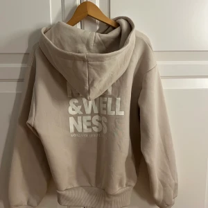 Hoodie från Gina - Hoodie från Gina strl S. 100 + 51 kr frakt. Använd en gång endast så i nyskick. 