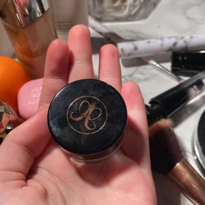 Anastasia dip brow pomade  - Behöver tyvärr sälja denna för det vart fel färg och lite för mörk för mig, kan eventuellt tänka mig å byta den till nån ljusare. Färg medium brown🥰 Om många är intresserade så blir det budgivning, pris kan diskuteras eventuellt! Oanvänd bara testat!❤️