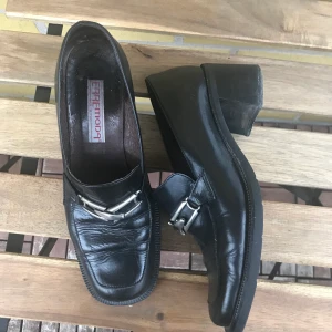 Loafers med klack  - Säljer dessa snygga loafers med klack! Från en gammal modell från ett italienskt märke. Äkta läder.