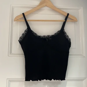 Spetslinne H&M - Spetslinne från H&M i storlek S. För liten för mig. Använd 2 ggr.