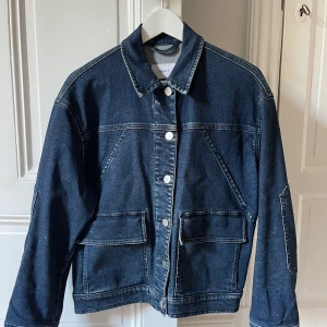 Jeansjacka Filippa K - Jeansjacka från Filippa K i storlek Small. Inga tecken på användning.
