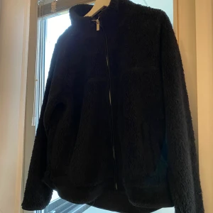 Pile jacka - Svart pile jacka med silvrig dragkedja. Nypris 400 Mitt pris 100