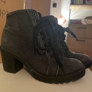 Låga boots med klack - Gråa boots med klack. Köpta på primark, tyskland