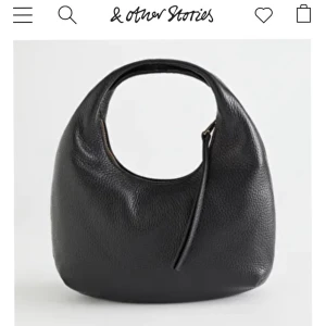 Söker väska & other stories! - Hej! Söker denhär väskan från & Other stories i svart! Skriv gärna till mig om du vill sälja den🤎