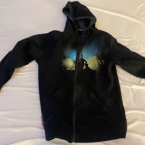 Zip up hoodie - Zip up hoodie med tryck på framsidan, köpt secondhand för ungefär 100 kr och är i nyskick.💞